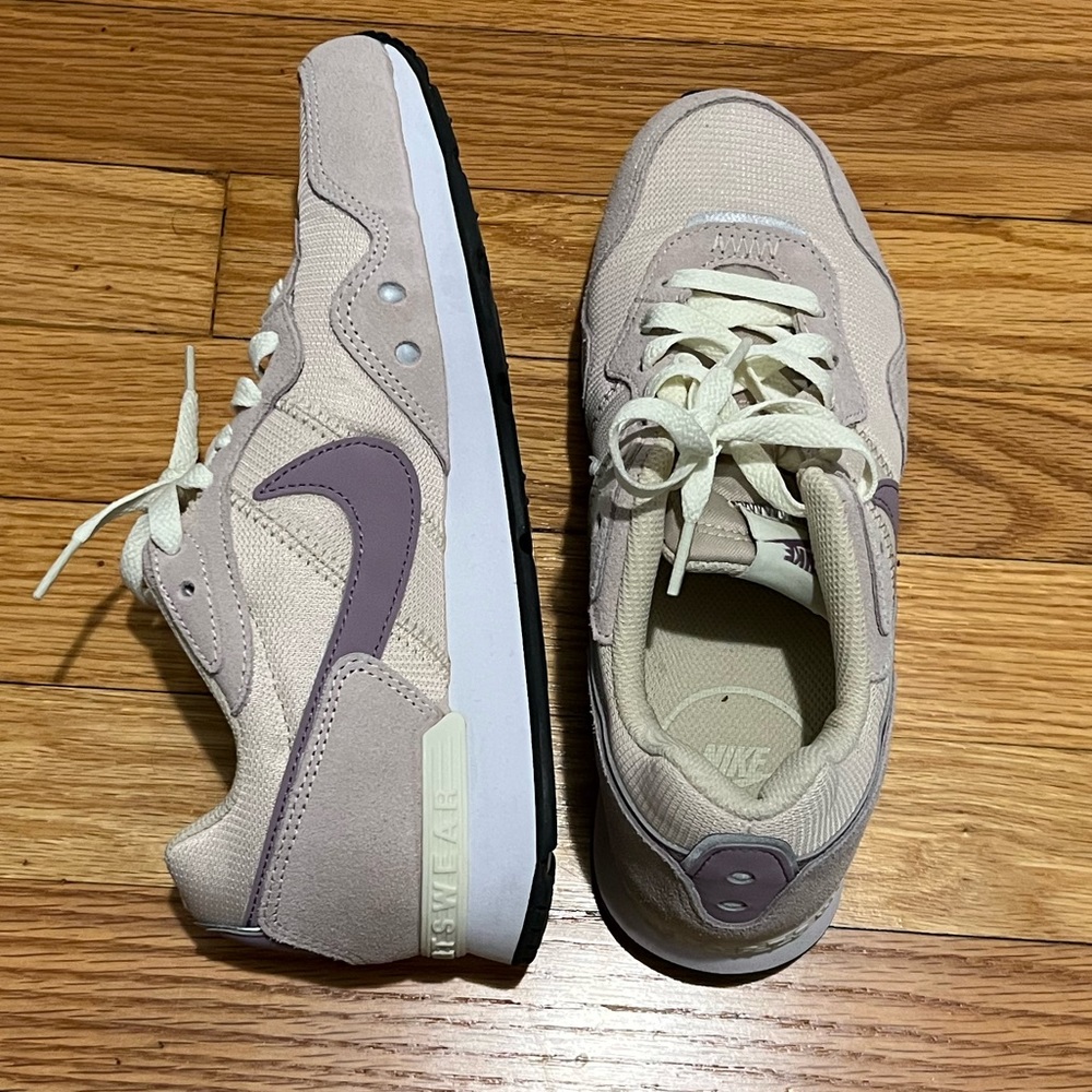 Nike Venture Runner originals sneaker size 7 - blush lavender